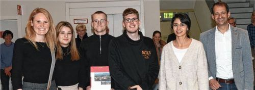 Das Projekt „There is no planet B“ der staatlichen Berufsschule II: (von links) Lehrerin und Betreuerin Julia Hainzlschmid mit Magdalena Heiß, Benedikt Aigner, Tim Herzig, Sevinc Kiyak und OB Andreas März. Foto Peter Schlecker