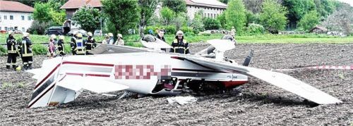 Das Sportflugzeug hat sich beim Start in Bad Endorf überschlagen. Foto  REISNeR