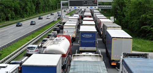 Dauerstau im Inntal (Symbolbild): Viermal griffen die Tiroler in der dritten Maiwoche 2023 zum verhassten Mittel der Blockabfertigung. Foto dpa