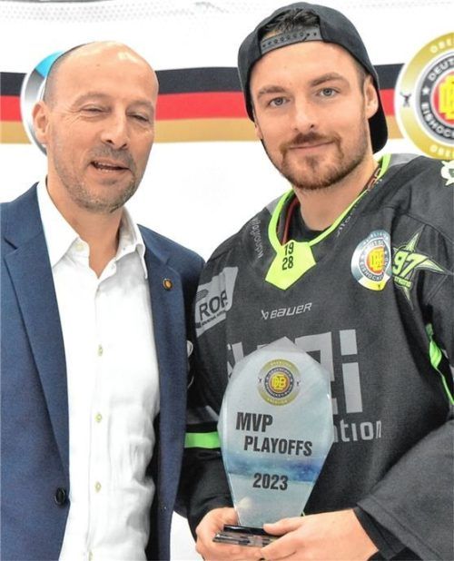 DEB-Vizepräsident Marc Hindelang nahm die Ehrung für Norman Hauner als MVP der Play-offs vor. Foto Franz Ruprecht