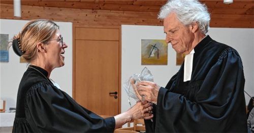 Dekanin Dagmar Häfner-Becker bedankte sich bei Pfarrer Johannes Sinn für sein Engagement und seinen Teamgeist in der Zusammenarbeit mit Kollegen. Foto  Ammelburger