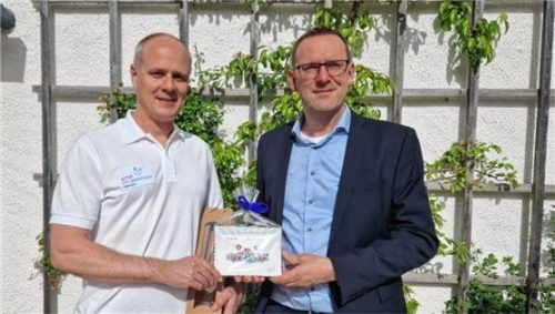 Dem neuen Ärztlichen Direktor der Orthopädischen Kinderklinik, Dr. Florian Paulitsch (links), gratuliert der Geschäftsführer des Behandlungszentrums Aschau, Stefan Schmitt, zu seinem Amtsantritt. Foto Rehberg