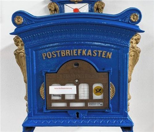 Den blauen Briefkasten aus früheren Tagen gibt es nur noch im Museum zu sehen. Foto Hoffmann
