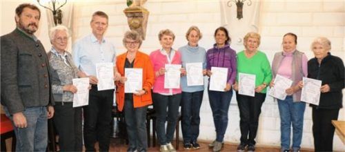 Den Gewinnern des Blumenschmuckwettbewerbs 2022 gratulierte der Vorsitzende des Vereins der Garten- und Blumenfreunde Aschau, Hans Rucker (links), mit Urkunden. Foto rehberg