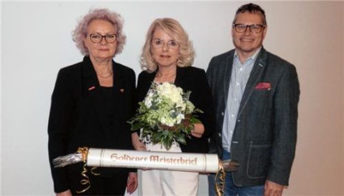 Den Goldenen Meisterbrief bekam Gabriele Wolfersberger (Mitte) von Obermeisterin Helga Wimmer und Markus Saller, Geschäftsführer der Kreishandwerkerschaft. Foto Maier