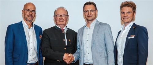 Den neuen Aufsichtsrat Bernhard Mayer (Dritter von links) begrüßten (von links) Alfred Pongratz, der scheidende Franz Sanftl und Andreas Thalmeier.Foto re