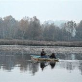 Kunststoff-Granulat im See