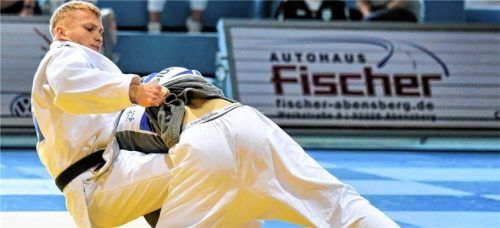Der Bad Aiblinger Judoka Patrick Weisser stark im Bodenkampf. Foto Oliver Lang