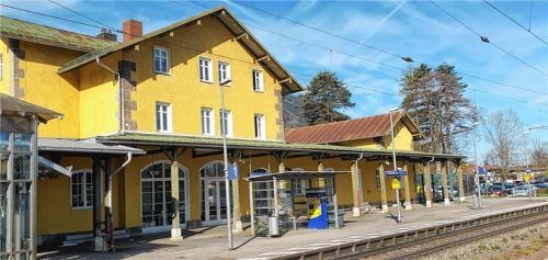 Der Bahnsteig an Gleis 1 soll barrierefrei umgebaut werden. Ein Teil des Pendlerparkplatzes (rechts im Bild) wird während der Bauarbeiten als Materiallager benötigt. Foto  Stuffer-Chunphetch
