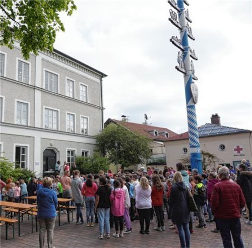 Der erfolgreiche Flohmarkt fand auf dem Platz um den Maibaum herum seinen Abschluss. Foto re