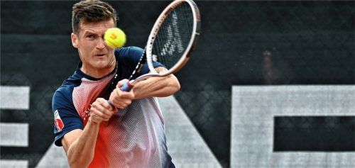 Der Franzose Manuel Guinard (Jahrgang 1995/Weltranglistenplatz 264) spielt auch in der kommenden Saison für den Erstligisten TC 1860 Rosenheim. Bundesligastart der Sechziger ist am Sonntag, 9. Juli, zu Hause gegen den TC Bredeney, der die deutschen Spitzenspieler, unter anderem Jan-Lennard Struff, in seinem Team vereint hat. „Wir wollen vorne dabei sein – allein schon zur Nervenberuhigung“, sagt Sechziger Abteilungsleiter Dieter Dörfler. Foto Hans-Jürgen Ziegler