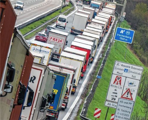 Der ganze normale Wahnsinn im Inntal – Hunderte Lkw stehen auf der Autobahn A8 Richtung Süden am Irschenberg wegen der Blockabfertigung in Österreich im Stau. Die bayerische Wirtschaft fordert ein Ende der Maßnahmen – bei gleichzeitigem Ausbau der Schienenkapazitäten. Eine Studie soll Ansatzpunkte aufzeigen.Foto dpa