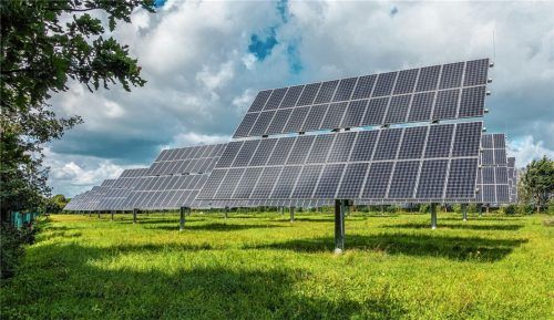 Der Gemeinderat spricht sich für die Errichtung der Photovoltaik-Anlage an der beantragten Stelle aus, da nur im geringem Maß landwirtschaftlich hochwertige Fläche beansprucht wird (Symbolbild). Foto pixabay