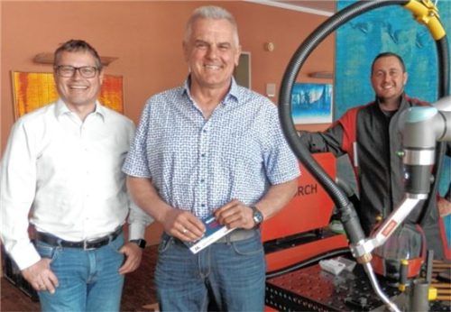 Der Geschäftsführer der Kreishandwerkerschaft, Markus Saller (von links) sowie Obermeister Anton Hudlberger zeigten sich interessiert am Schweiß-Roboter, den David Pührerfellner vorführte.Foto Maier