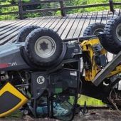 Lader bringt Brücke zum Einsturz