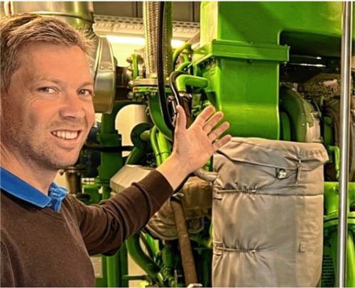 Der Motor des Blockheizkraftwerkes hat eine Leistung von 600 kW Strom und 684 kW Wärme pro Stunde. INNergie-Geschäftsführer Heiko Peckmann arbeitet mit seinem Team am weiteren Ausbau des Fernwärmenetzes in der Stadt. Foto Archiv / Gerlach