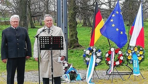 Der Obmann der Interessengemeinschaft der Krieger- und Veteranenvereine und Soldatenkameradschaften im Landkreis Rosenheim, Pius Graf (links), und der Zweite Bürgermeister der Stadt Cheb, Michael Pospischil (rechts), am Hochkreuz der Kriegsgräberstätte Cheb/ Eger. Foto rehberg