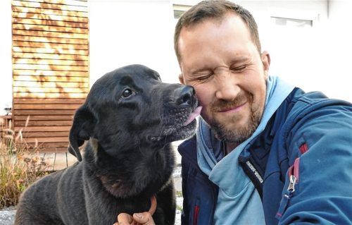 Der Rosenheimer Hundetrainer Andreas Klarl hat Hund Lucky zum Training mit zu sich nach Kleinholzhausen genommen. Foto Re