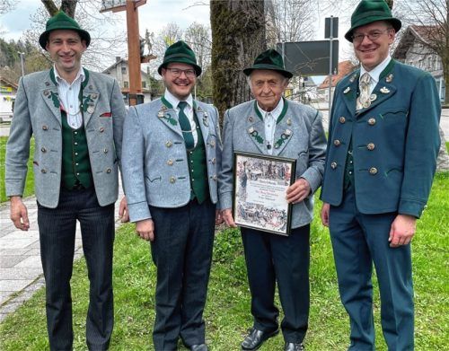 Der stellvertretende Vorsitzende Georg Wörndl (von links), der Vereinsvorsitzende Sebastian Graf sowie der Vorsitzende des Chiemgau-Alpenverbands, Thomas Hiendl (rechts), freuen sich mit dem Jubilar Georg Osterhammer über die seltene Ehrung.Foto re
