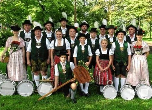 Der Trommlerzug, gegründet 1952, hatte sich im Jahr 2002 dem Trachtenverein Immergrün angeschlossen.