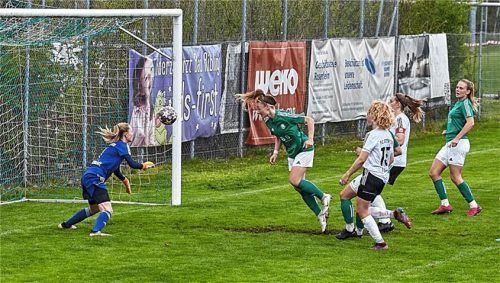 Der umjubelte Ausgleich: Lena Grabmeier trifft per Kopf zum 2:2. Foto Dirk Habermann