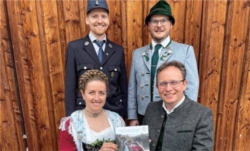 Der Vorsitzende der Frasdorfer Feuerwehr (hinten, von links) Benno Voggenauer und der Vorsitzende des Trachtenvereins Sebastian Graf übergaben, mit Autorin Magdalena Furtner, das erste Exemplar der Festschrift an den Schirmherrn, Bürgermeister Daniel Mair.Foto Trachtenverein Lamstoana