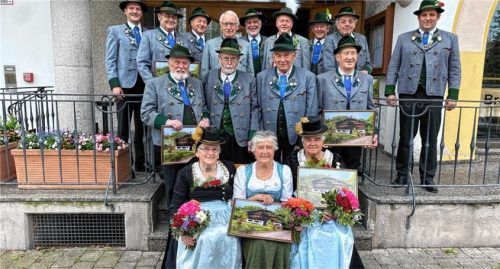 Der Vorsitzende Raphael Opperer (links) und sein Stellvertreter Simon Vögl (rechts) mit den Geehrten für 60 Jahre Mitgliedschaft .Foto re