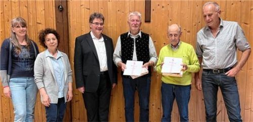 Der Vorstand der KAB Ortsverband Großholzhausen mit (von links) Schatzmeisterin Regina Mayer, Zweite Vorsitzende Rosalie Lebe, Präses Diakon Josef Jackl, Vorsitzender Alfred Hilscher, Schriftführer Klaus Offensperger und dem Mitglied Sebastian Gruber (Zweiter von rechts).Foto re