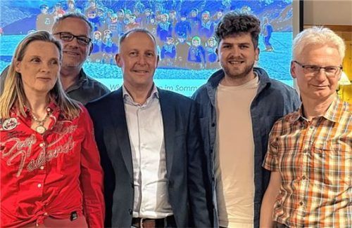 Der Vorstand des Skiclubs Aising-Pang wurde mit (von links) Schriftführerin Anna Detterbeck-Kamp, stellvertretendem Vorsitzenden Torsten Meyer, Vorsitzendem Andreas Bursian, stellvertretendem Vorsitzenden Jonah Werner und Schatzmeister Hans-Peter Irlinger einstimmig wiedergewählt. Foto re