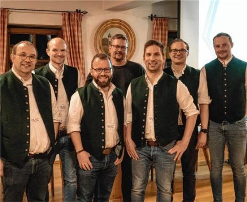 Der Vorstand setzt sich zusammen aus: (von links) Zweitem Vorsitzenden Anton Bauer, Schriftführer Axel Schilcher, Vorsitzendem und Spartenleiter Herren, Hans Zurl, Beisitzer Florian Hofmann, Kassier Hubert Stadler, Beisitzer Stephan Rapp und Zweitem Spartenleiter Herren, Michael Graf. Foto re