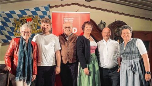 Der Wahlkampf kann beginnen für (von links) Unterbezirksvorsitzende Rosenheim Stadt Elisabeth Jordan, die Kandidaten Jonah Werner, Heinz Oesterle, Petra Keitz-Dimpflmeier und Thomas Frank sowie Vorsitzende des Kreisverbands Rosenheim Land der SPD Alexandra Burgmaier.Foto re