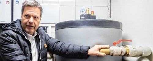 Der Wirtschaftsminister und die Wärmepumpe – eine Kombination, die zurzeit viele Gemüter erhitzt und viele selbst nachrechnen lässt. Foto dpa
