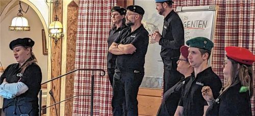Die Agenten sind ratlos. Also müssen die Gäste bei der Aufklärung des Mordes an der Bundeskanzlerin mithelfen.Foto Hoffmann