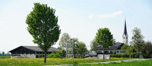 Die Bagger waren schon im Einsatz, als ein Gerichtsurteil die Arbeiten am Riederinger Supermarkt bremste. Bald soll es weitergehen. Foto Hampel