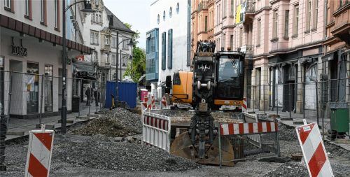 Die Baustelle in der Fußgängerzone der Münchener Straße sorgt für Unmut in den umliegenden Geschäften. Foto  Schlecker