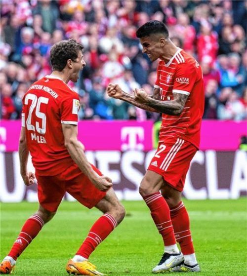 Die Bayern mit Thomas Müller (links) und João Cancelo wollen auch im Heimspiel gegen Leipzig einen Sieg bejubeln. Foto dpa