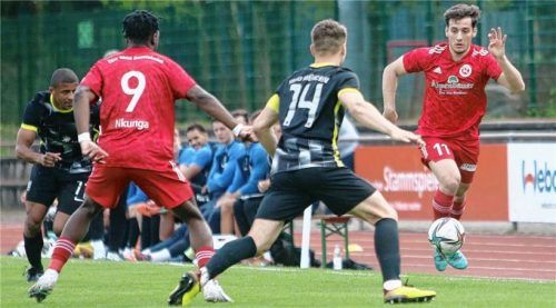 Die beiden Rosenheimer Torschützen Gradi Nkunga (links) und Michele Cosentino (am Ball) im Duell mit Löwen-Akteur Valentin Sponer.Foto Wolfgang Fehrmann