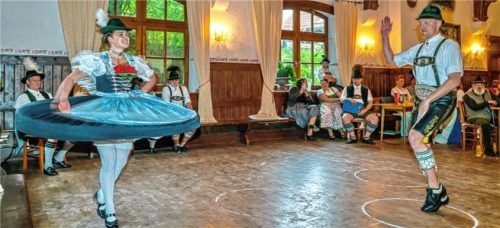 Die beiden Vereinsmeister Stephanie Sattlberger und Johannes Stuffer drahn und platteln auf dem Tanzboden.