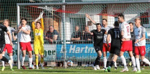 Die Buchbacher Bene Orth, Rocco Tavra, Andreas Steer und Philipp Walter reklamieren Handspiel beim ersten Tor durch Nicolas Hebisch. Foto  Michael Buchholz