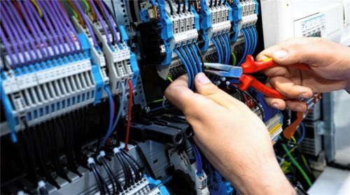Die Elektrobranche gilt als Rückgrat der Energiewende. Der Auftragsbestand ist hoch – doch qualifizierte Fachkräfte sind rar. Foto dpa