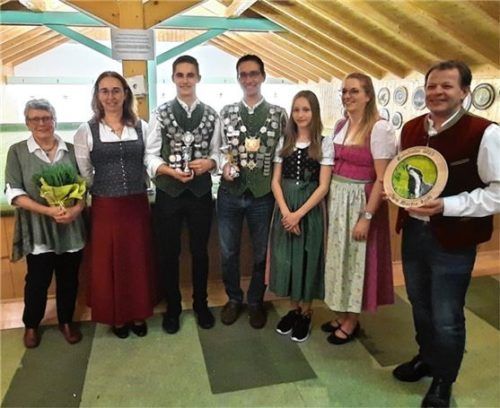 Die erfolgreichen Tattenhausener Schützen beenden ihre Saison: (von links) Schützenliesl Helga Schwamborn, Daniela Poertzler, Lukas Rieder, Jens Rieder, Anna Rieder und Martin Zaißl.Foto re