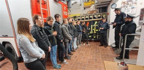 Die Feuerwehrler Josef Egginger, Wilhelm David und Andreas Kaltenhauser (von links) gratulieren Christina Wendt, Theresa Aringer, Verena Straßer, Michael Straßer, Jakob Mayer, Quirin Lex, Magdalena Glaucke, Anna-Lena Emmerer und Antonia Furtner (von links). Foto Künzner-Hingerl