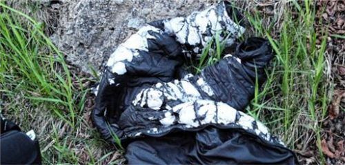 Die Flammen haben den Stoff des Anoraks, den der Mann getragen hat, abgesengt und das Futter bloßgelegt. Foto barth