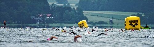 Die Freiwasserschwimmer starten am Sonntag am Simssee in den arena Alpen Open Water Cup.Foto re