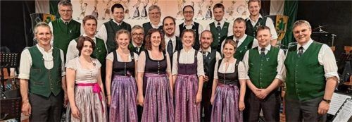 die Geehrten (von links) hinten: Robert Wagner, Sepp Traxl, Sepp Zehrer, Martin Kirschner, Peter Opperer, Michael Purainer; Mitte: Christoph Huber, August Forstner, Hans Forstner, Hermann Luckabauer; vorne: Dirigent Paul Niedermaier, Katharina Pfaller, Verena Adlmaier, Lisa Görgmaier, Vroni Grießer, Sepp Mitterer, Lisa Liegl, Michael Süss, Wolfgang ForstnerFoto Seidl