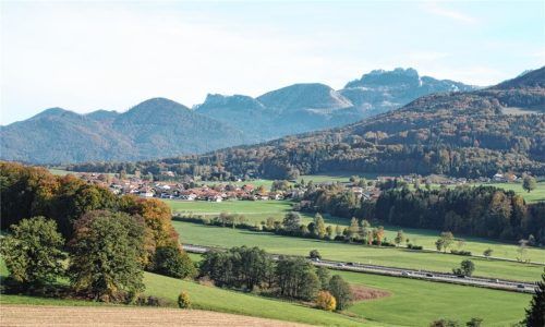 Die Gemeinde Frasdorf bekommt keinen Bürgersolarpark. Die grüne Wiese zwischen der Autobahn und der Straße nach Achenmühle bleibt nach dem Willen des Gemeinderates Bauernland.