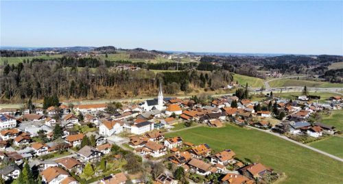 Die Gemeinde Frasdorf, die direkt an der Autobahn A8 liegt, könnte sich bald komplett mit ihrem eigenen Strom versorgen. Dazu informierte sich der Gemeinderat nun über den Bau eines Solarparks. Foto rehberg