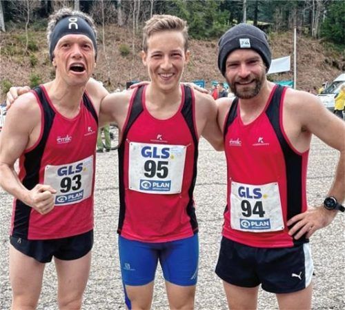 Die Männer-Mannschaft des Lauffeuer Chiemgau überraschte als Fünfter mit dem deutschen M50-Meister Martin Borgenheimer, Gabriel Wimmer und Maximilian Kirmeier (von links).Foto Ludwig Stuffer