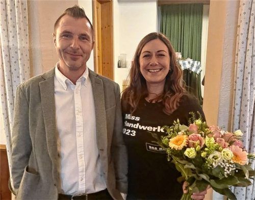 Die Maler- und Lackiererinnung Traunstein um Obermeister Michael Röling zeigt sich stolz auf die Kirchenmalermeisterin und Unternehmerin Maren Kogge, die zur deutschen „Miss Handwerk 2023“ gekürt worden ist. Foto mmü