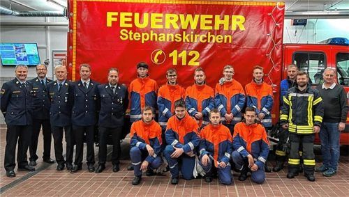 Die Mannschaft am Tag der Prüfung: (stehend, von links) Peter Lechner, Joachim Buchmann, Rainer Tippl, Hans Hiebl, Florian Beck, Peter Unterseher, Tobias Rothmayer, Leo Waltinger, Johannes Köttner, Benedikt Gratz, Florian Himmelstoß, Josef Kloo junior und Robert Zehetmaier sowie (vorne, von links) Lucas Draxinger, Dominik Kiermeier, Josef Summerer und Johannes Lindner.Foto re